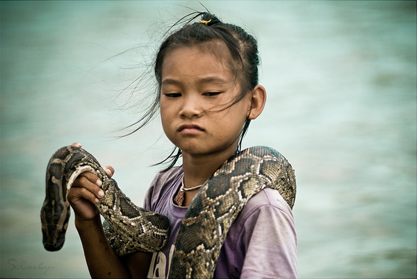 Девочка и змей. Камбоджа. Фото: carbajo.sergio / Flickr.com